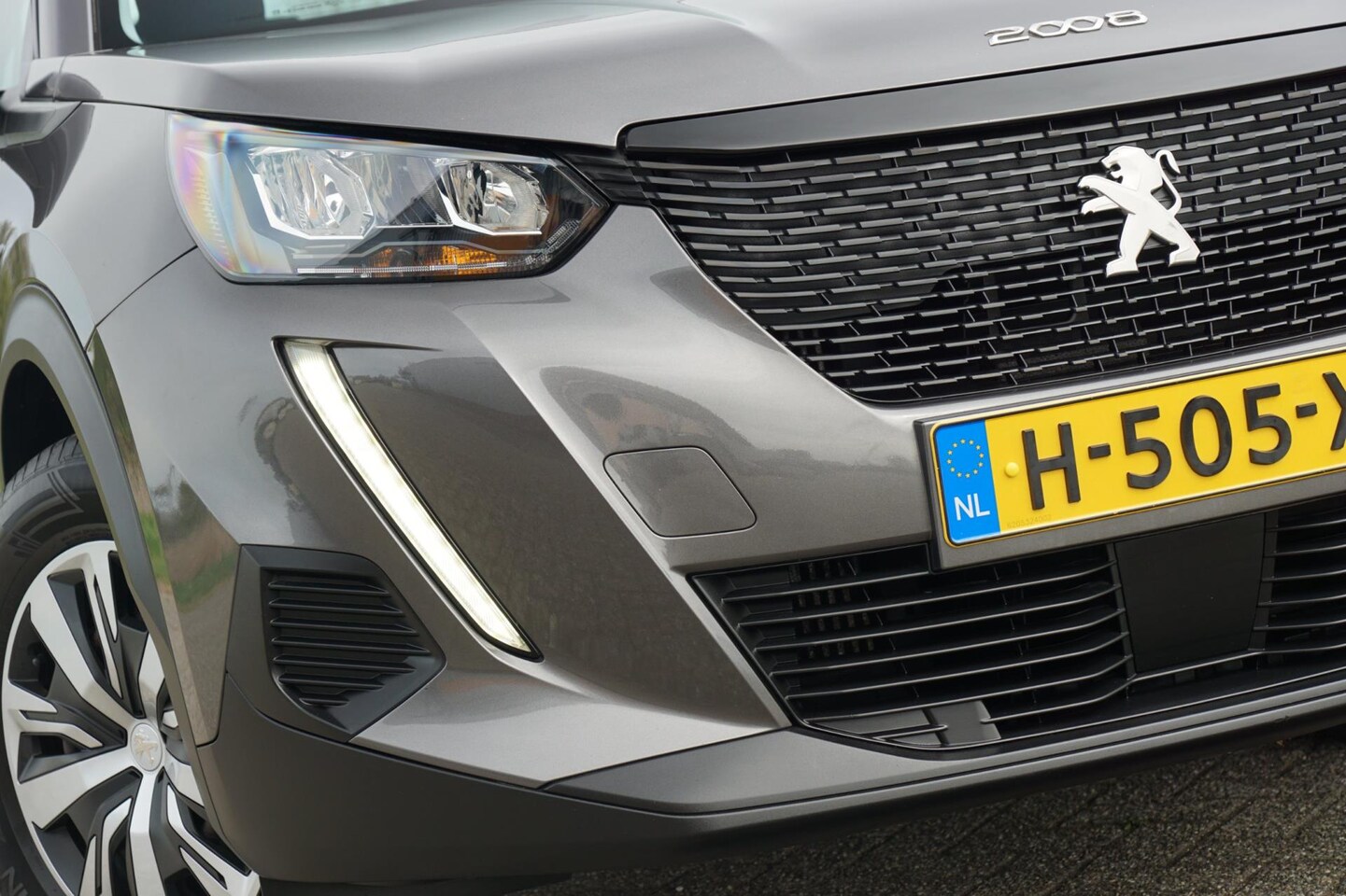 Peugeot 2008 - 1.2 PureTech Active Pack - Gris Platinium - Carplay/Nav/Cruise - AutoWereld.nl