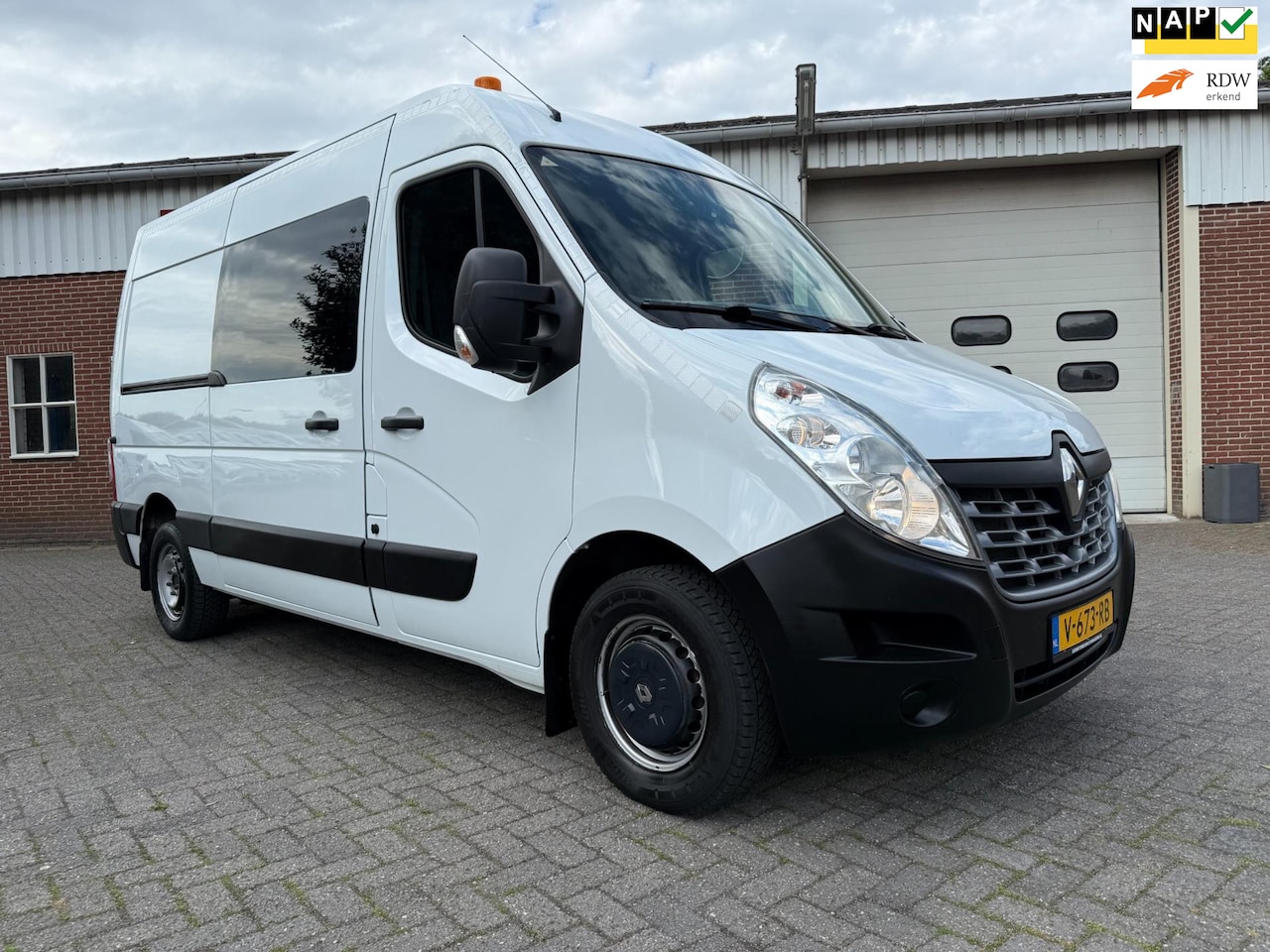 Renault Master - T35 2.3 dCi L2H2 146pk airco cruise camera optioneel met inrichting - AutoWereld.nl