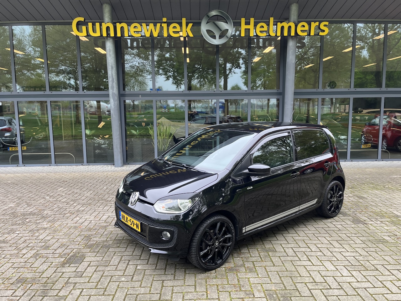 Volkswagen Up! - 1.0 move up! BlueMotion | BLUETOOTH | NAVIGATIE | AIRCO | STOELVERWARMING | TREKHAAK - AutoWereld.nl