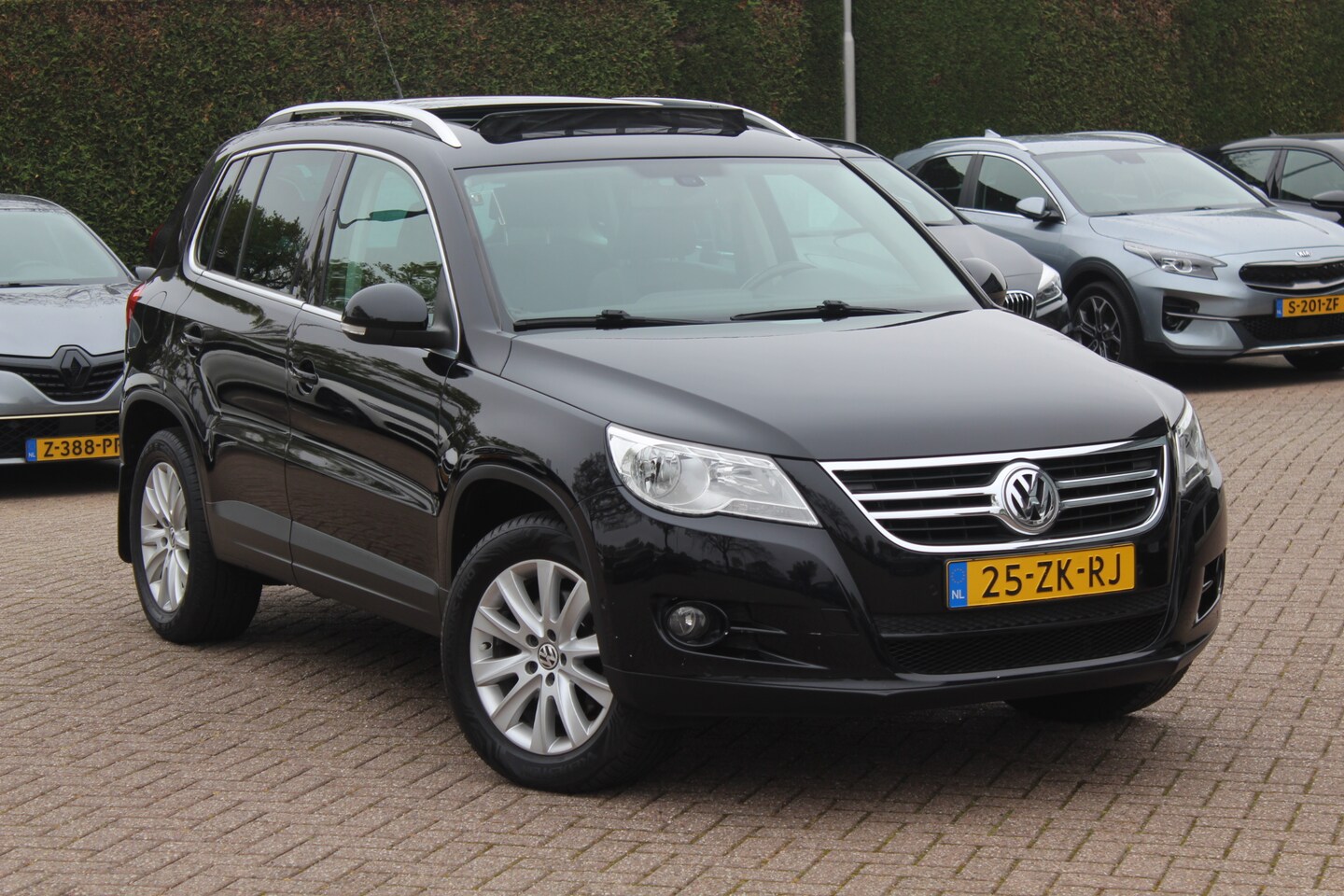 Volkswagen Tiguan - 1.4 TSI Sport&Style 4Motion / Trekhaak / Panoramadak / Navigatie / Parkeerhulp V+A / 17'' - AutoWereld.nl