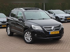 Volkswagen Tiguan - 1.4 TSI Sport&Style 4Motion / Trekhaak / Panoramadak / Navigatie / Parkeerhulp V+A / 17''