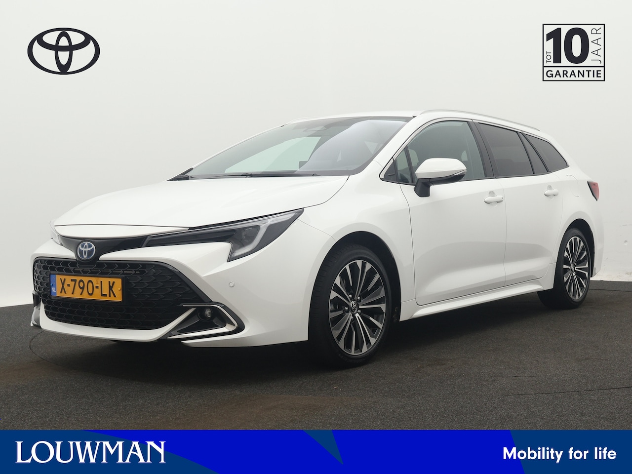 Toyota Corolla Touring Sports - 1.8 Hybrid First Edition | LED | Parkeersensoren | Elektrische achterklep | - AutoWereld.nl