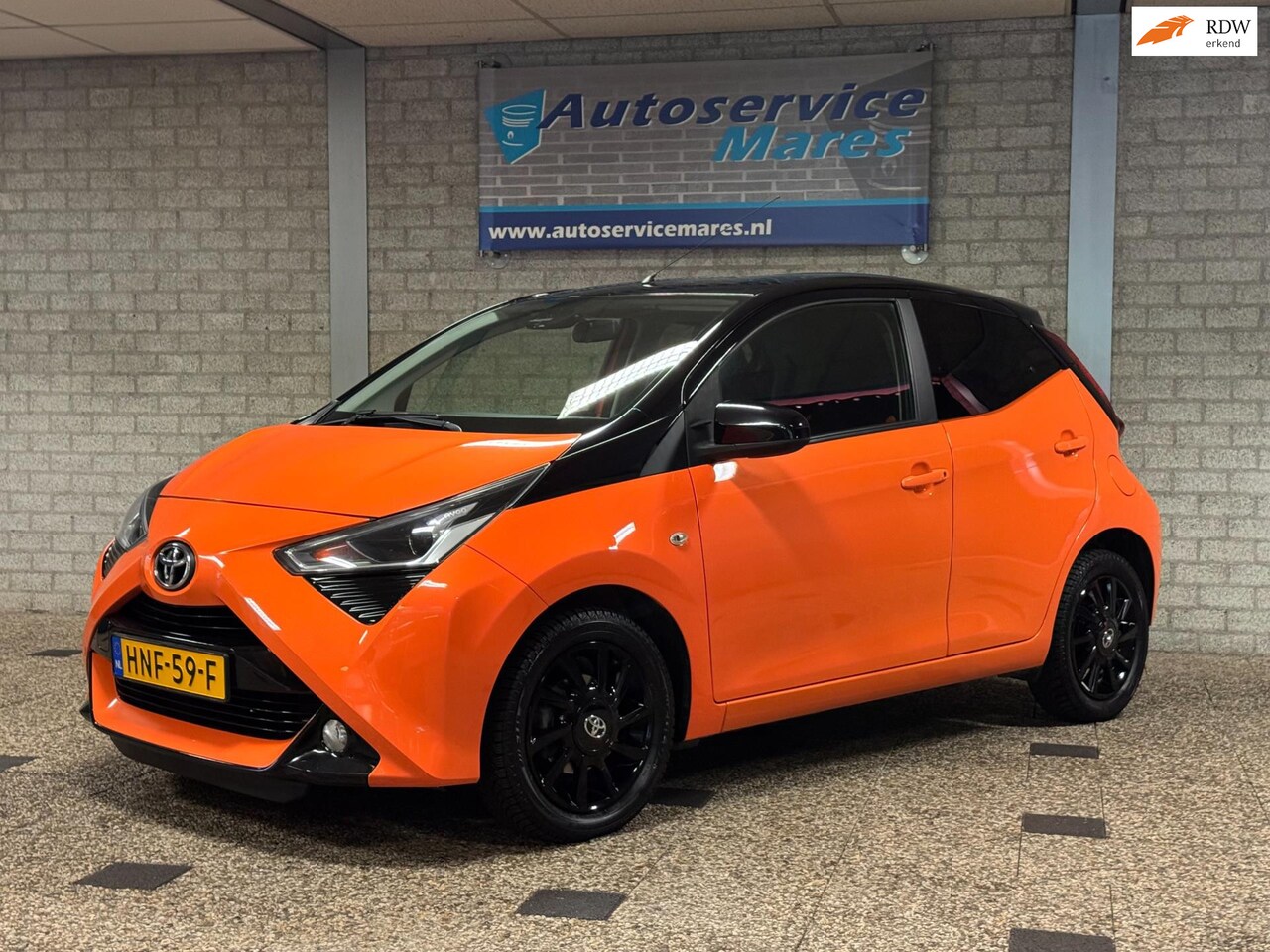 Toyota Aygo - 1.0 VVT-i x-cite 1.0 VVT-i x-cite, Airco, carplay, camera 15 inch LM - AutoWereld.nl