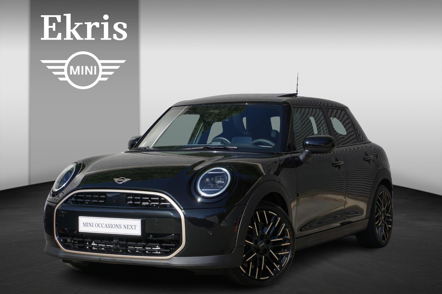 MINI Cooper - 3-deurs C Favoured Trim | Pakket M | Glazen panoramadak | Driving Assistant | MINI Head-Up - AutoWereld.nl