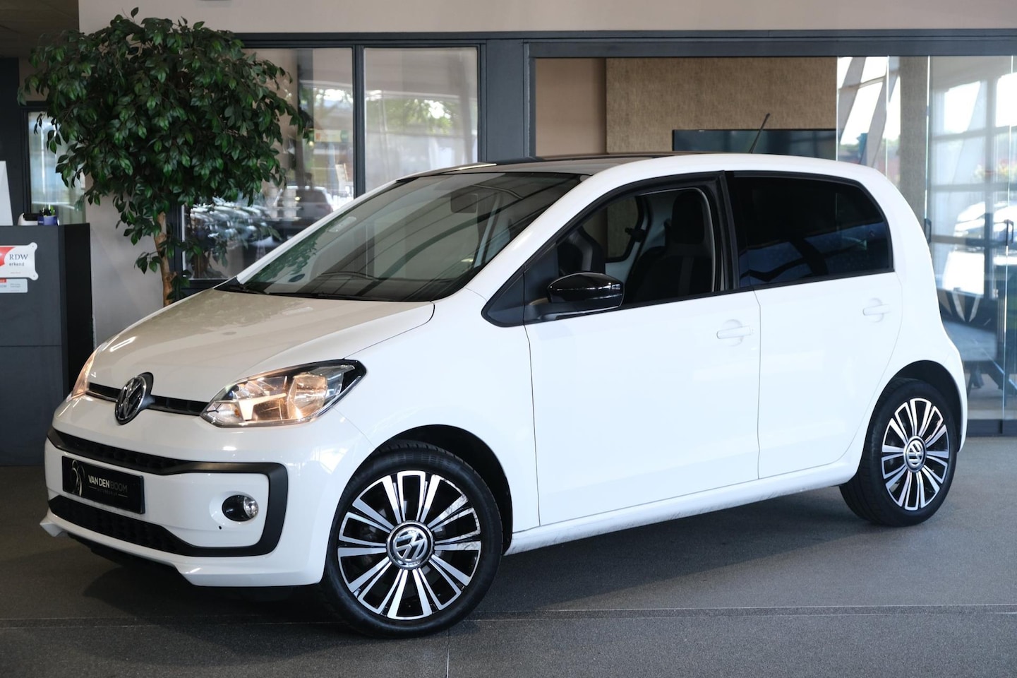 Volkswagen Up! - 1.0 BMT high up! 5Drs Airco MF-stuur Stoelverwarming - AutoWereld.nl