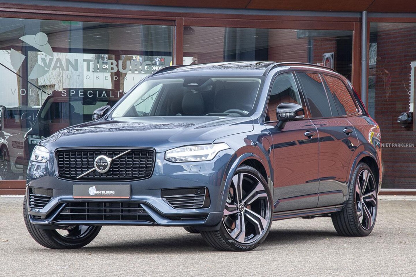 Volvo XC90 - 2.0 T8 PLUG-IN HYBRID AWD ULTRA DARK / LUCHTVERING - AutoWereld.nl