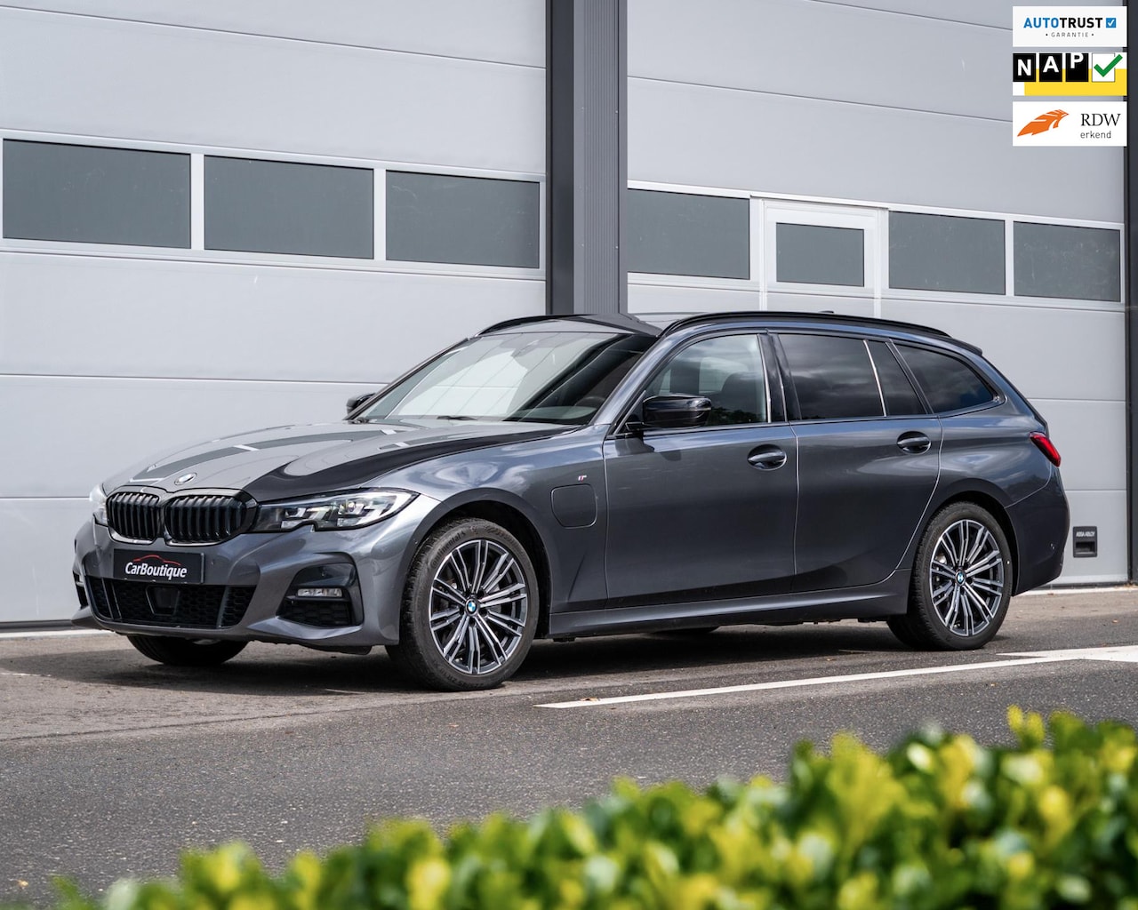 BMW 3-serie Touring - 320e xDrive High Executive I M Pakket I Pano I Adaptive Cruise Control I Camera I - AutoWereld.nl