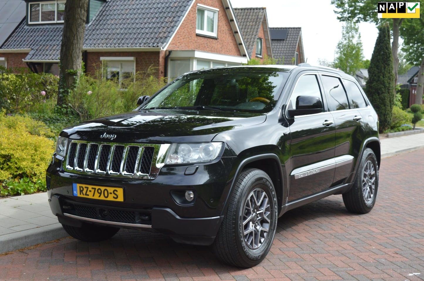 Jeep Grand Cherokee - 3.6 Overland panoramadak/luchtvering/navi/camera - AutoWereld.nl