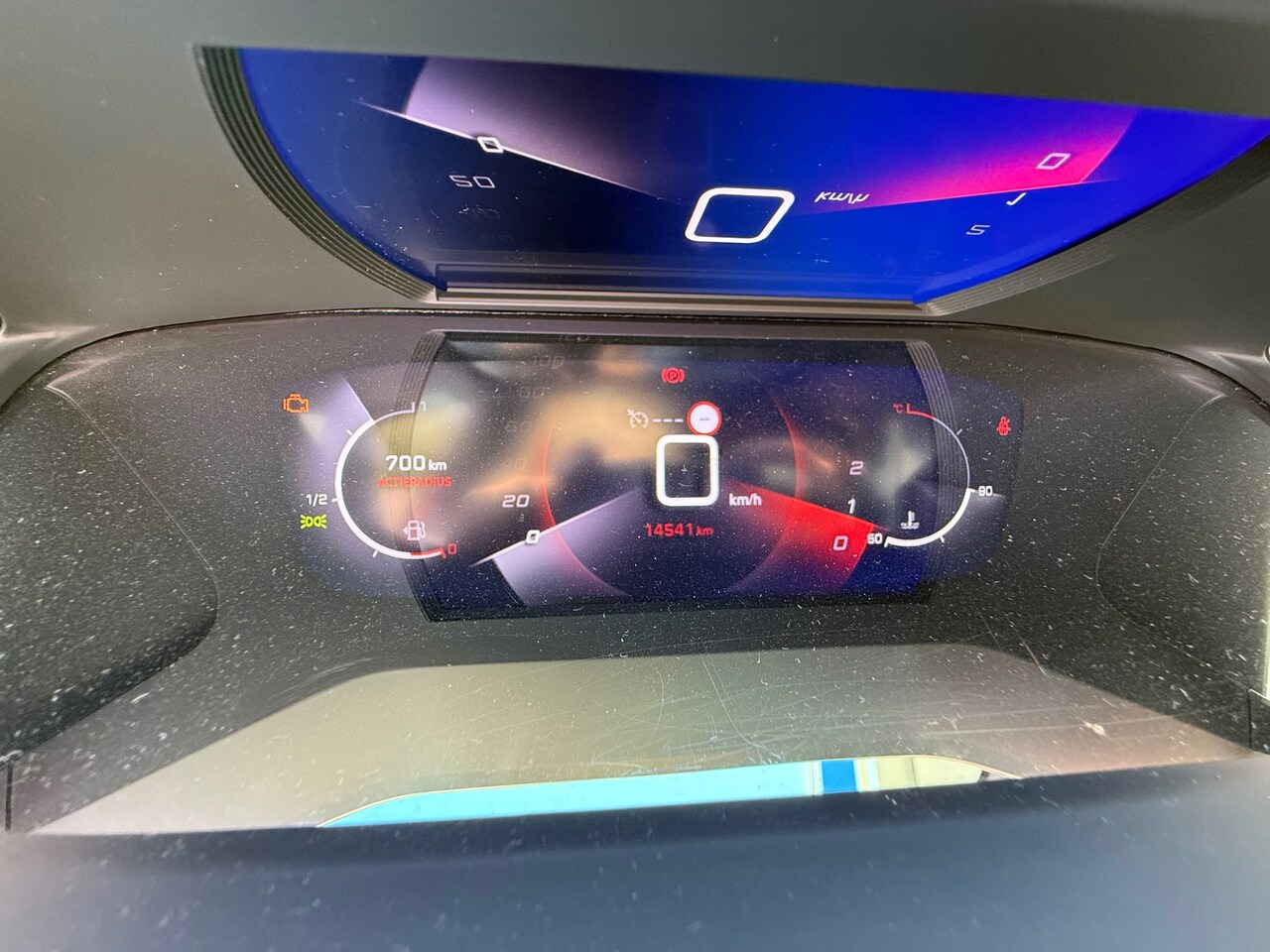 Peugeot 2008 - GT 1.2 PureTech Allure Pack / Parkeersensoren / Camera / Airco / Navi - AutoWereld.nl