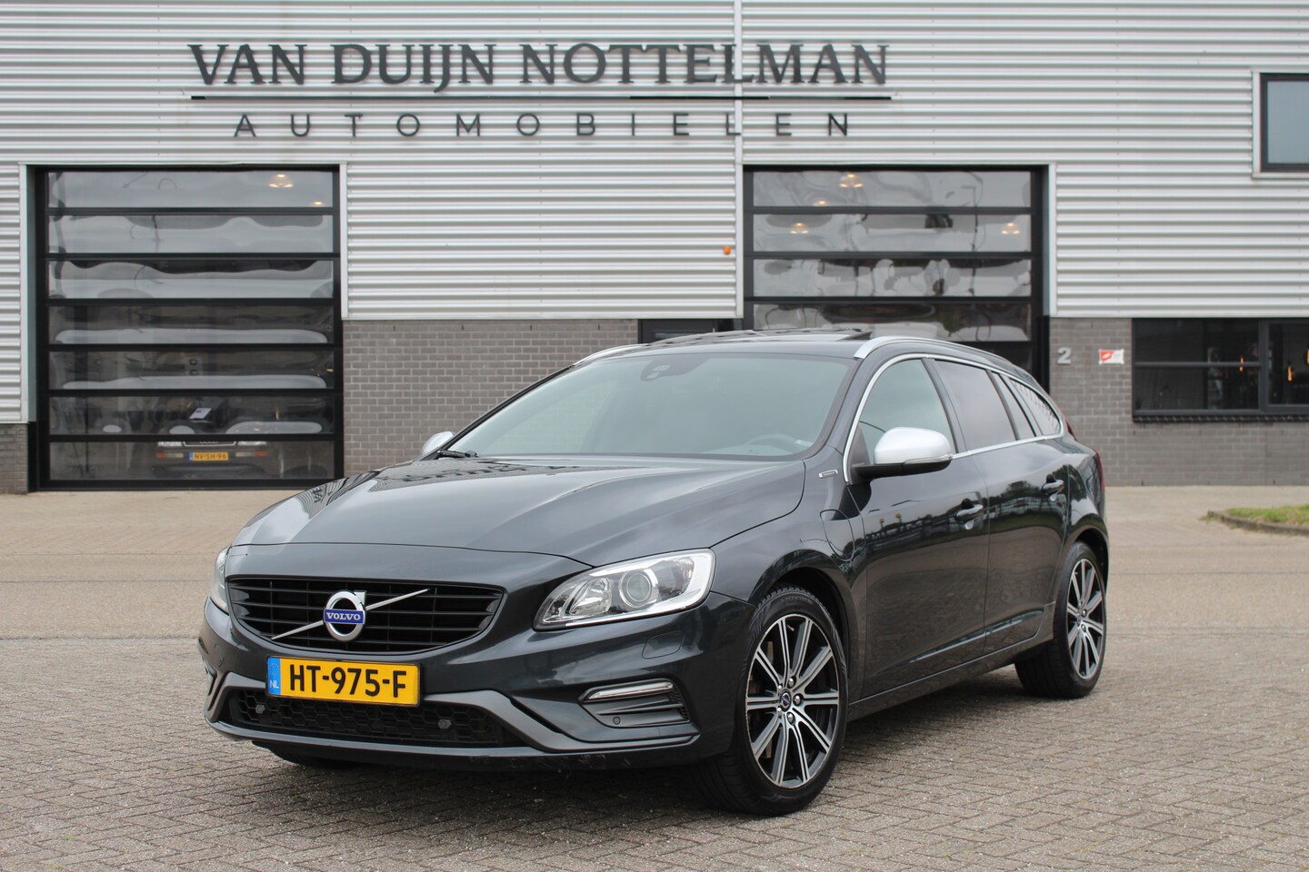 Volvo V60 - 2.4 D6 Twin Engine R-Design / Schuifdak / Leer / N.A.P. - AutoWereld.nl