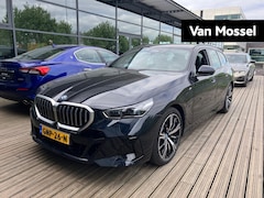 BMW 5-serie Touring - 530e | M-SPORT PAKKET | 20 INCH | HEAD-UP | PANORAMADAK | HARM KARDON | 360 CAMERA | NL AU