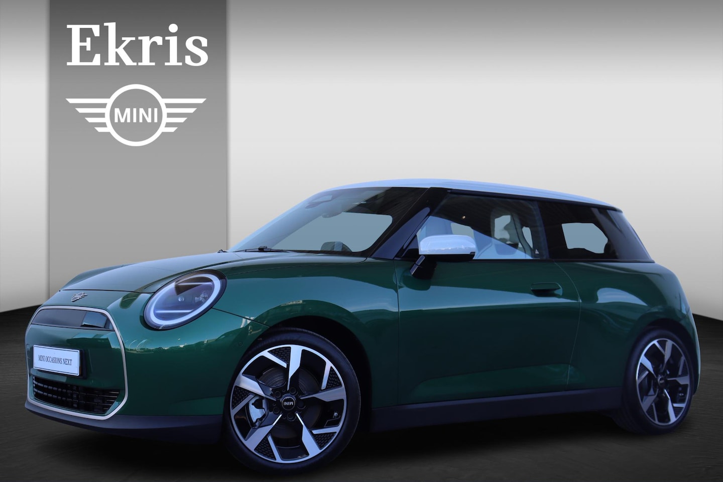 MINI Cooper - Mini E Favoured M 40.7 kWh Stuurwielrand verwarmd/ Comfort Access/ panoramadak/ Stoelverwa - AutoWereld.nl