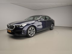 BMW 5-serie - Sedan 520i | LED | HUD | Sportstoelen | Active cruise | Stoelverwarming | Elektr. zetels |