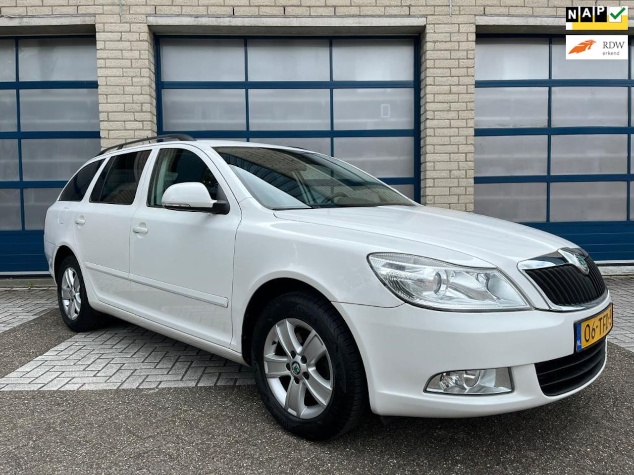 Skoda Octavia Combi - 1.2 TSI Clima - Trekhaak - Sensoren - isofix - Aux - NAP - Lm velgen - Cruise Control - AutoWereld.nl