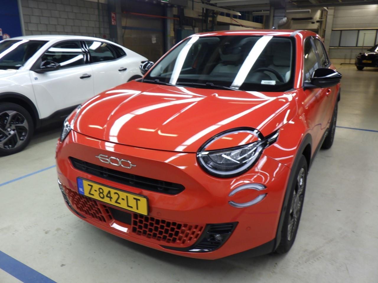 Fiat 600e - Fiat La Prima 54 kWh 3 Fase | Vol-Leder | Massage | Adaptive Cruise | Stoelverwarming | El - AutoWereld.nl