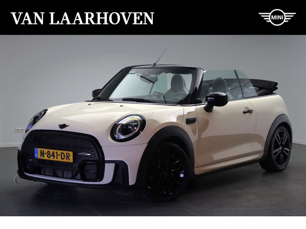 MINI Cabrio - Cooper John Cooper Works Automaat / Achteruitrijcamera / JCW Sportstoelen / Active Cruise - AutoWereld.nl
