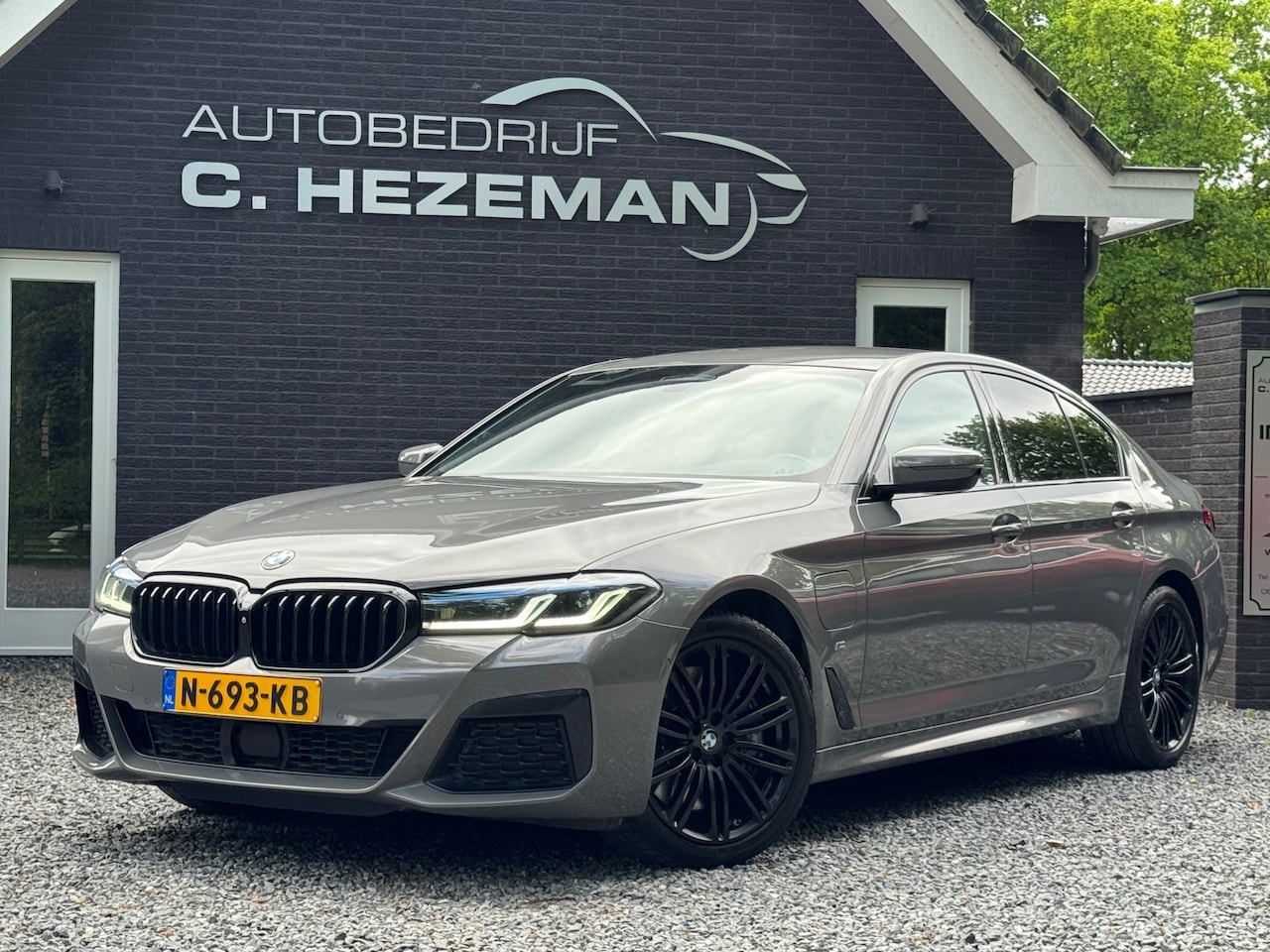 BMW 5-serie - 545e xDrive High Executive Nieuw Model M Kuipstoelen LASER LED BOMVOL - AutoWereld.nl