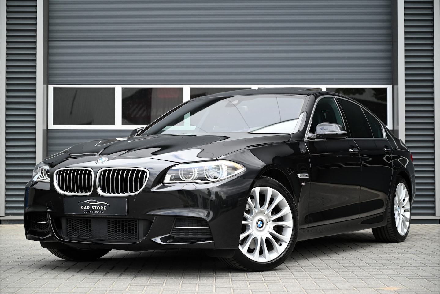 BMW 5-serie - 530d M-SPORT / LUXURY / SCHUIFDAK / MEMORY / HUD / MASSAGE / TREKHAAK / INDIVIDUAL / FULL - AutoWereld.nl