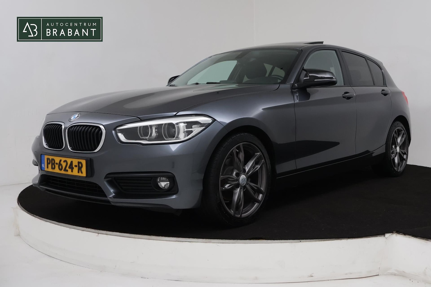 BMW 1-serie - 118i Corporate Lease Executive Automaat (PANORAMADAK, NAVIGATIE, PARKEERSENSOREN) - AutoWereld.nl