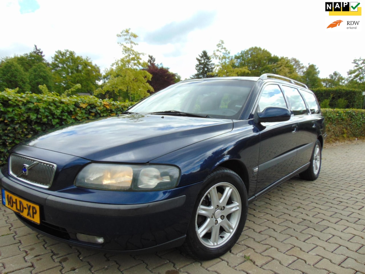 Volvo V70 - 2.4 Comfort Line 2.4 Comfort Line , Airco / Cruise / Leder / Trekhaak / 16" Lm Velgen + Winterset - AutoWereld.nl