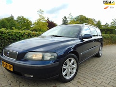 Volvo V70 - 2.4 Comfort Line , Airco / Cruise / Leder / Trekhaak / 16" Lm Velgen + Winterset
