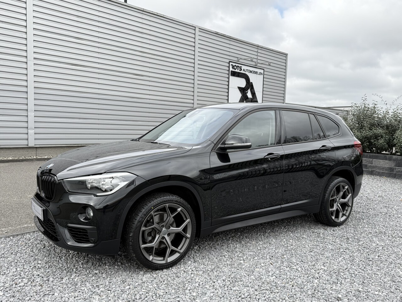 BMW X1 - sDrive18i Exe Aut Nav|Cruis|PDC|LED Zwart - AutoWereld.nl
