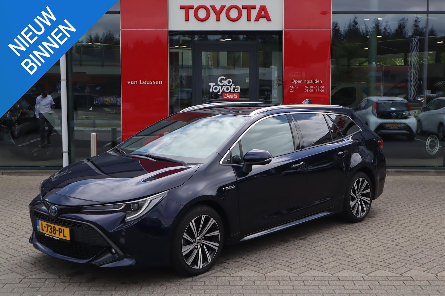 Toyota Corolla Touring Sports - 1.8 HYBRID DYNAMIC APPLE/ANDROID LED-PAKKET 17"LMV PRIVACY-GLASS KEYLESS HALF-LEDER AD-CRU - AutoWereld.nl