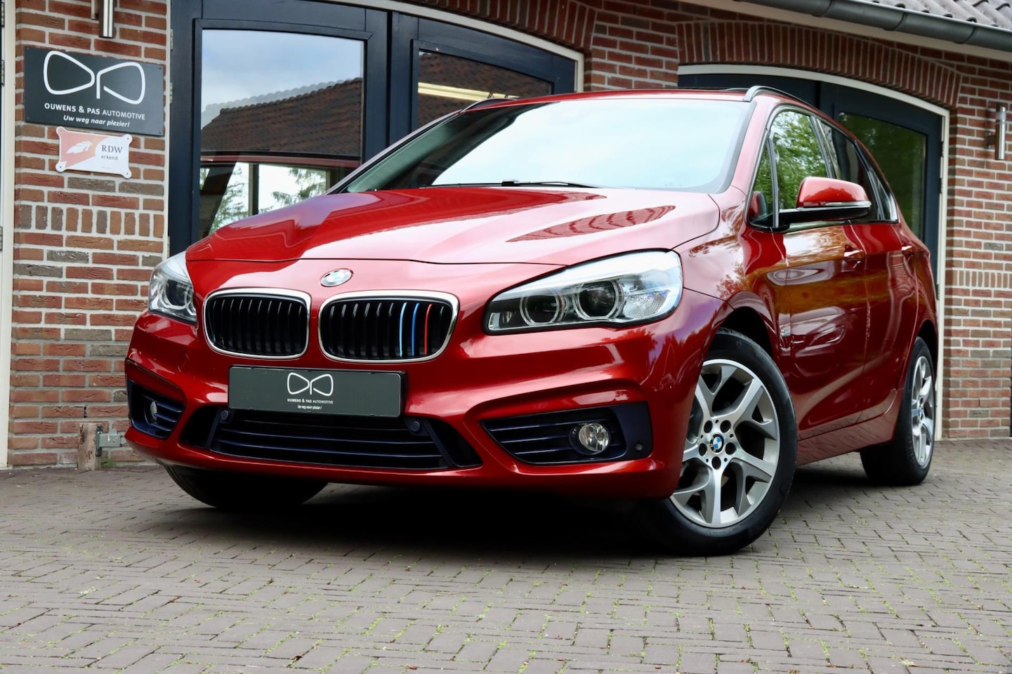 BMW 2-serie Active Tourer - 220i Centennial High Executive Sport | PANORAMA | NAVIGATIE | LED | 2E EIGENAAR - AutoWereld.nl
