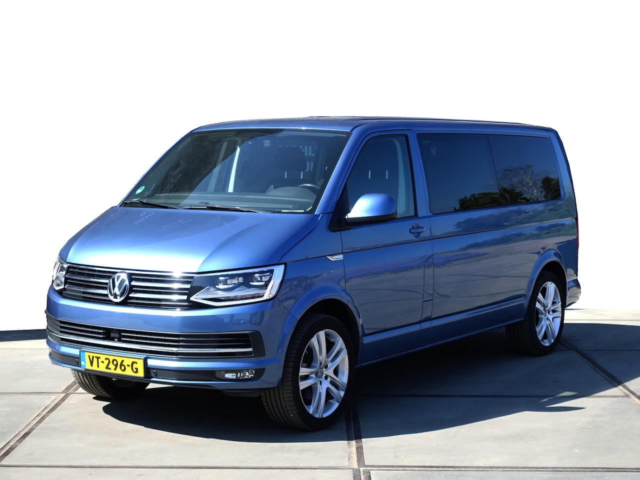 Volkswagen Transporter - 2.0 TDI L2H1 DC Highline Automaat I 2500kg Trekgewicht I Euro 6 I Xenon - AutoWereld.nl