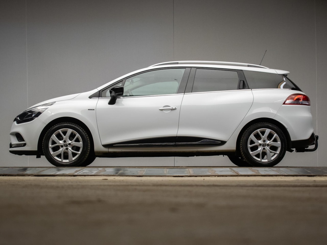 Renault Clio Estate - 0.9 TCe Limited Sport (APPLE CARPLAY,NAVI,KEYLESS,CRUISE,PDC,GETINT,ELEKTRISCH PAKKET,LM V - AutoWereld.nl