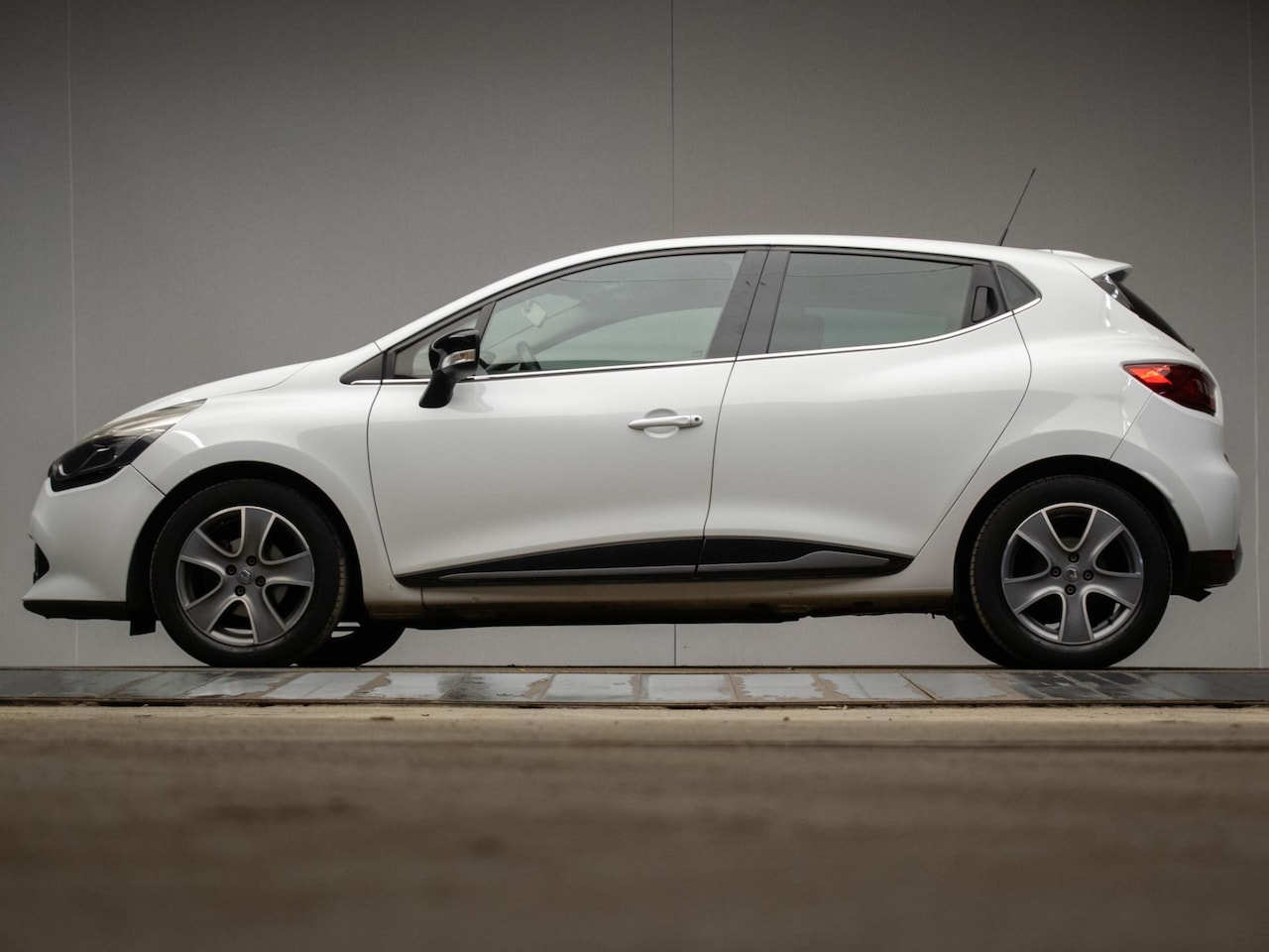 Renault Clio - 0.9 TCe ECO Night&Day Sport (NAVI,AIRCO,CRUISE,GETINT,LED,KEYLESS,SPORTSTOELEN,LM VELGEN,N - AutoWereld.nl