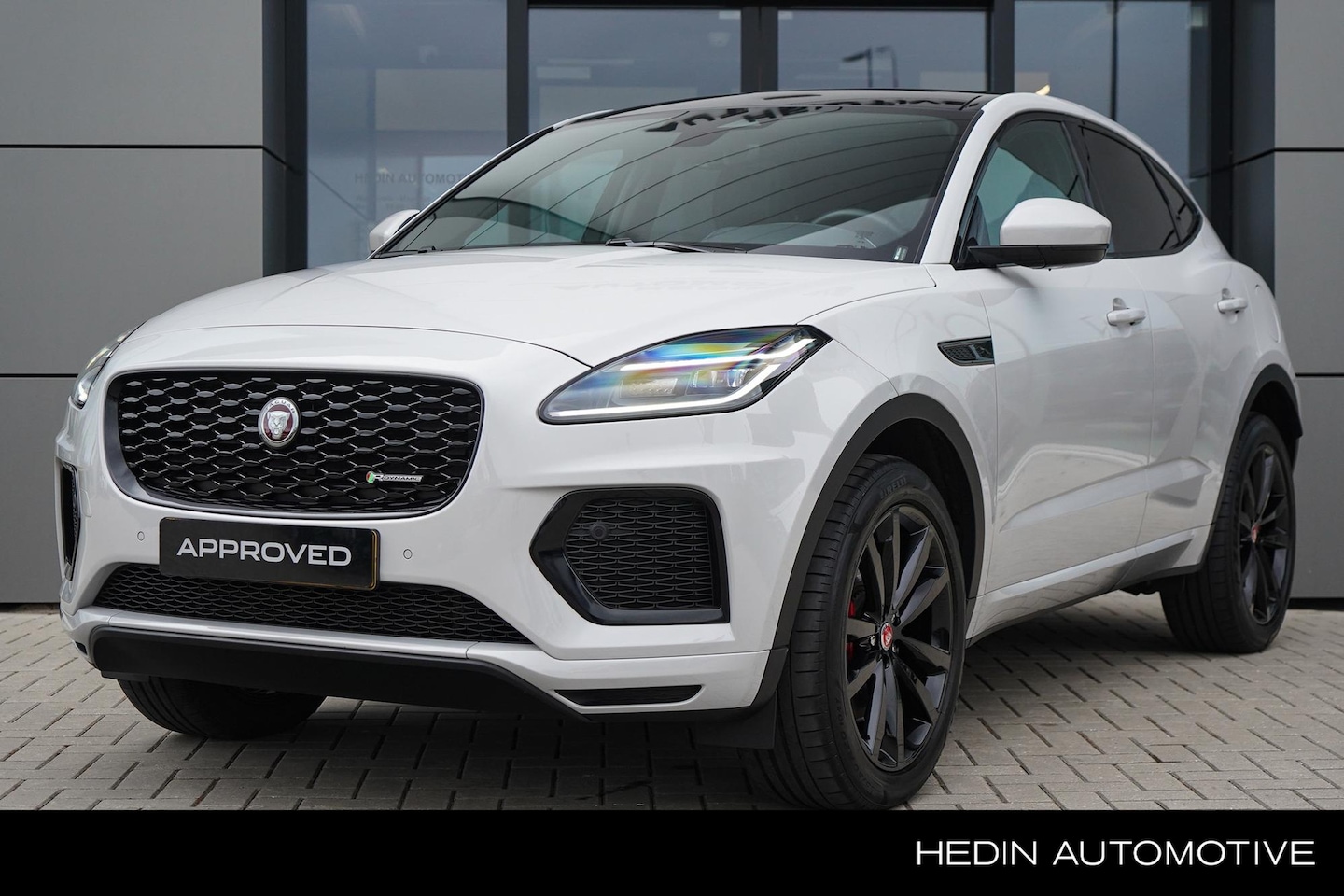 Jaguar E-Pace - P300e AWD R-Dynamic SE Borasco Grey - Black Pack - AutoWereld.nl