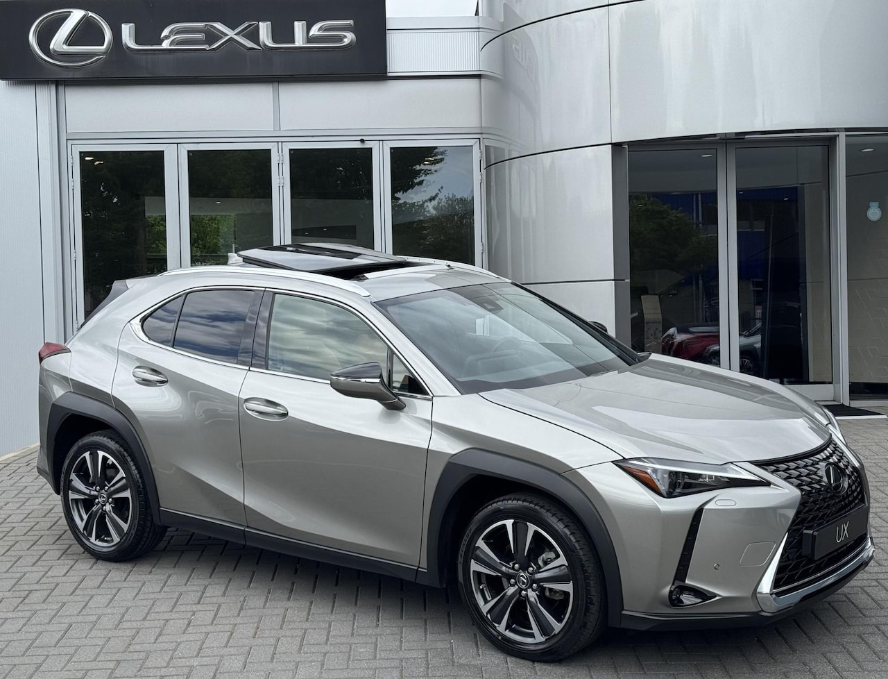 Lexus UX - 250h Luxury Line FACELIFT SCHUIFDAK GROOT-SCHERM EL-STOELEN STUURVERW BLIND-SPOT - AutoWereld.nl
