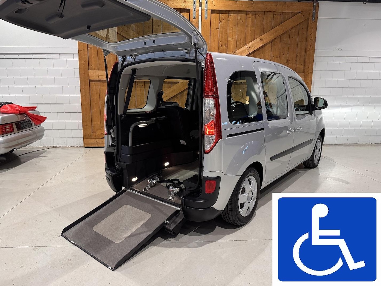 Renault Kangoo - 1.6-16V Automaat Knielsysteem/Rolstoel/invalide - AutoWereld.nl