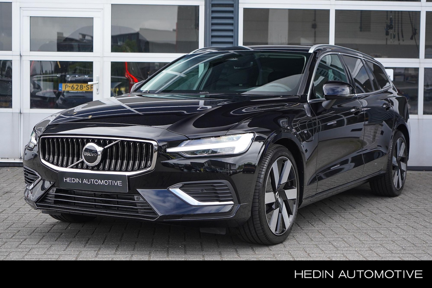 Volvo V60 - 2.0 T6 Plug-in hybrid AWD Essential Bright | Stoel & Stuurverwarming | Parkeersensoren Voo - AutoWereld.nl