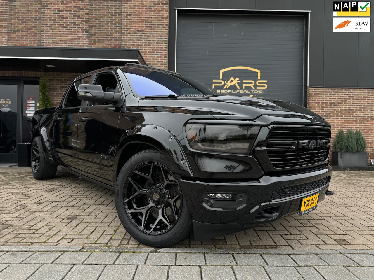 Dodge Ram 1500 - 5.7 V8 4x4 Crew Cab Laramie Bom volle opties Pano Groot Navi breed set velgenhead up displ - AutoWereld.nl