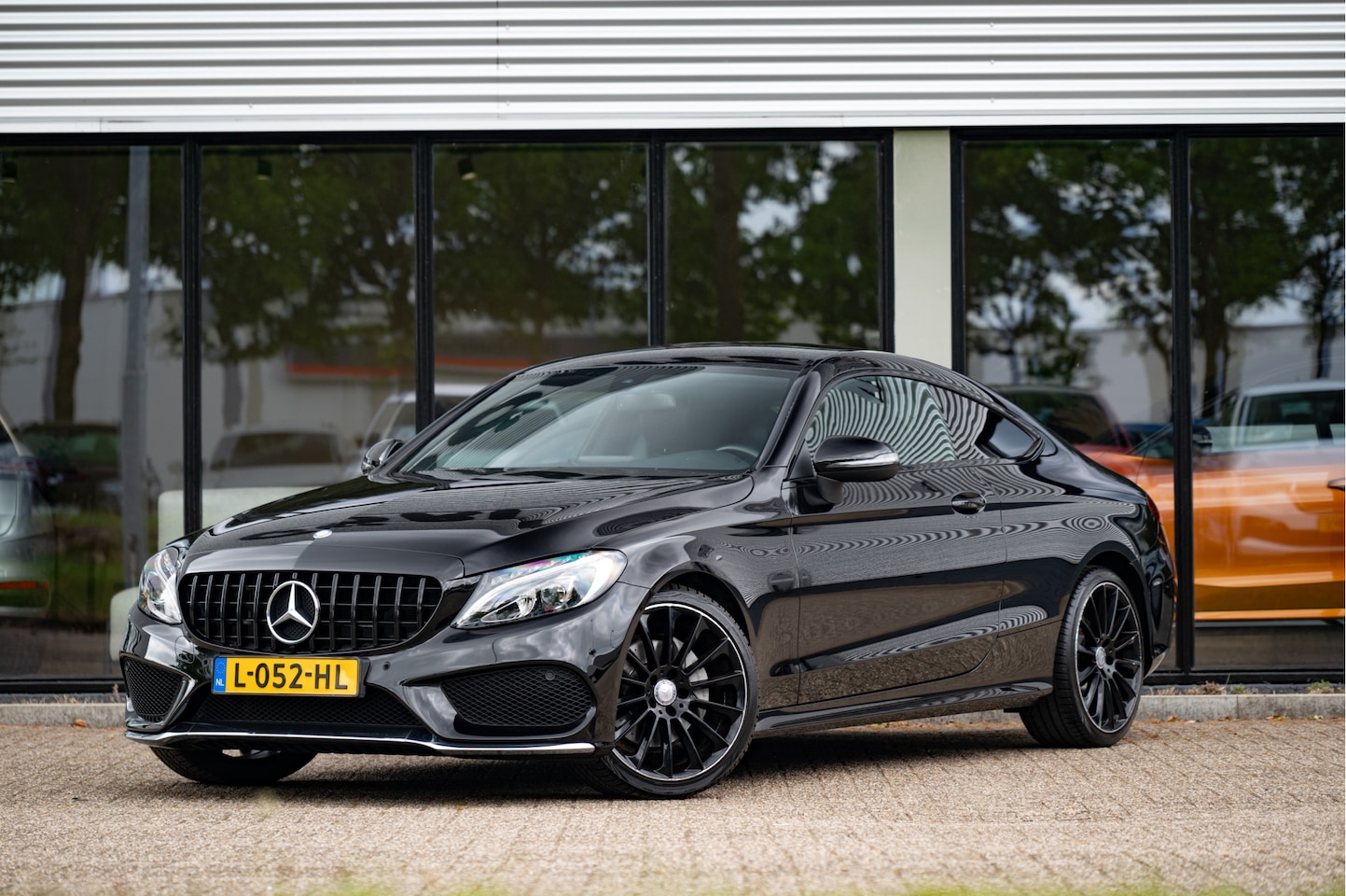 Mercedes-Benz C-klasse Coupé - 180 Edition 1 | AMG Line | 19" | LED | Ambienteverl. | Navi | Camera | Park Assist - AutoWereld.nl