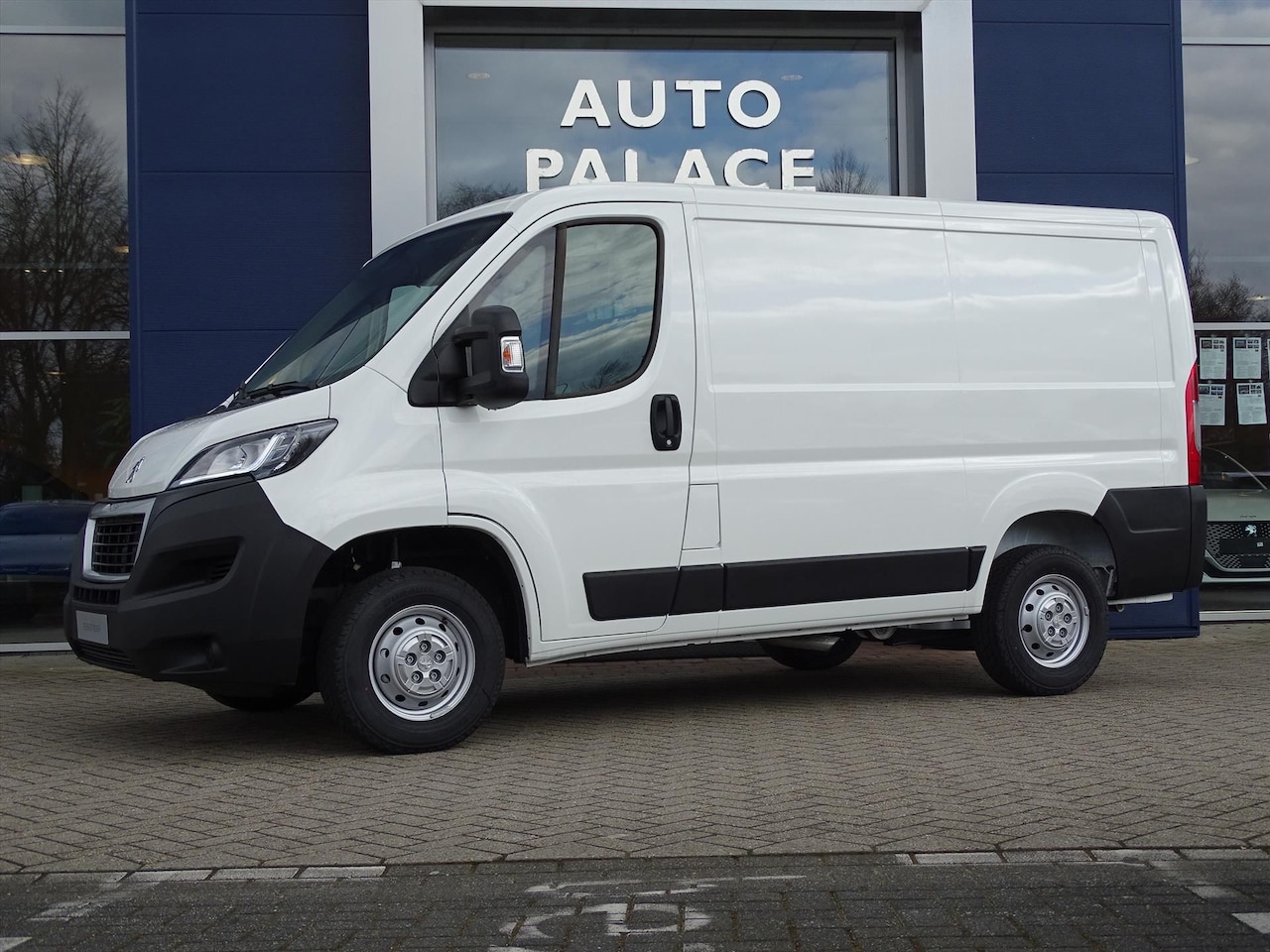 Peugeot Boxer - GB 330 L1H1 BlueHDi 120PK Premium NAVIGATIE|TREKHAAK|ACHTERUITRIJCAMERA - AutoWereld.nl
