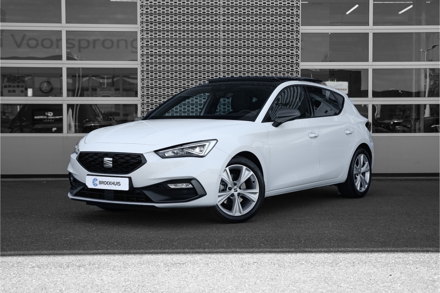 Seat Leon Sportstourer - 1.0 eTSI FR Business Intense | Panoramadak | Camera | Carplay | Stoel-Stuurverwarming - AutoWereld.nl