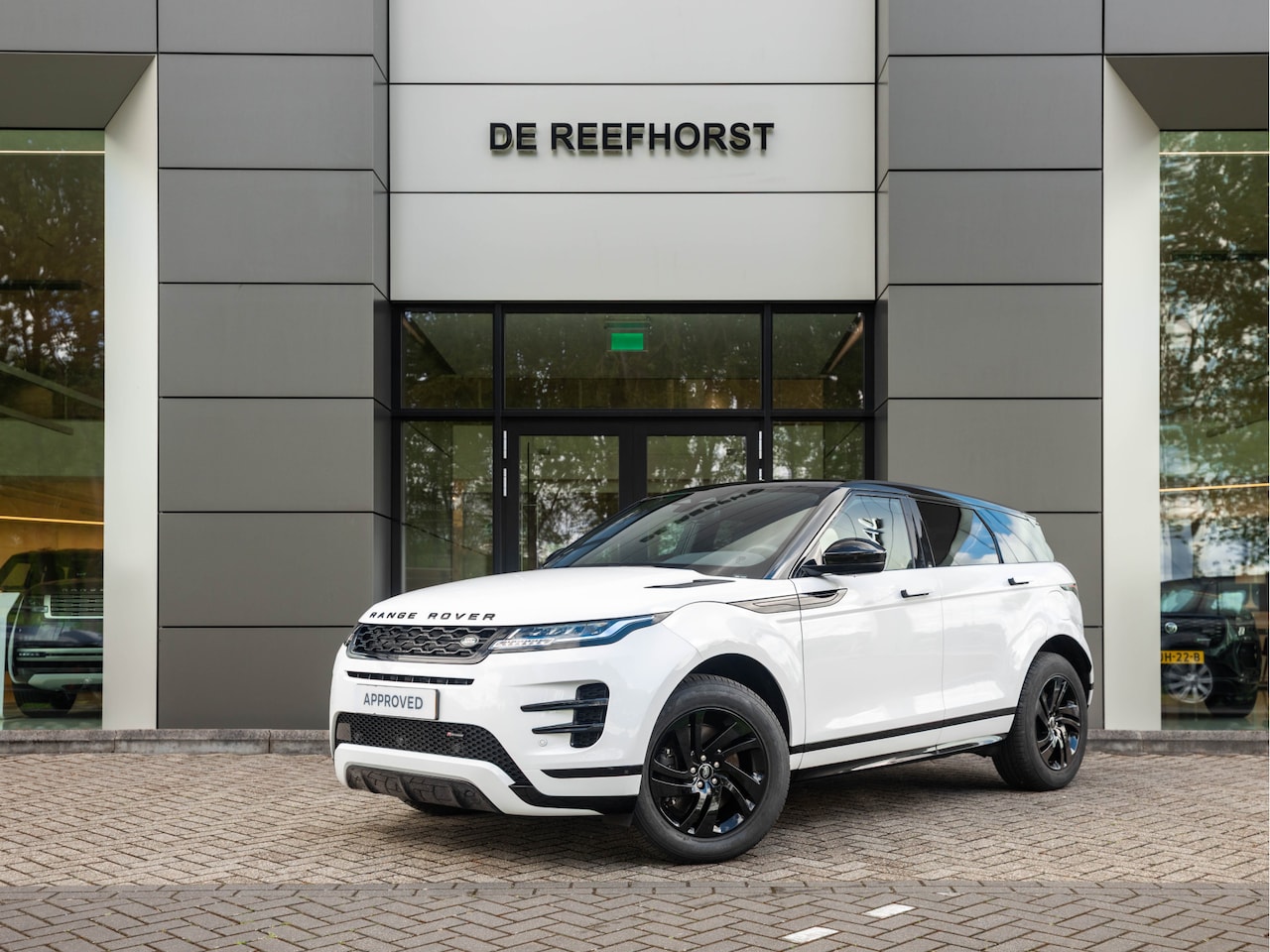 Land Rover Range Rover Evoque - P300e AWD R-Dynamic S Cold Climate Pack | Panoramisch schuif-/kanteldak | Black Pack - AutoWereld.nl