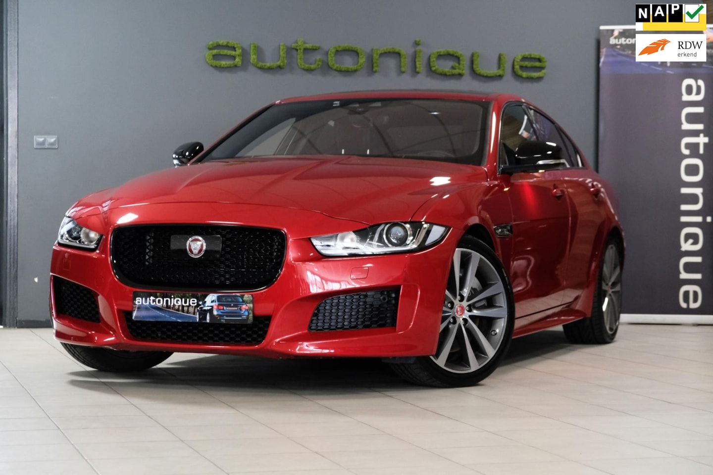 Jaguar XE - 2.0t Landmark Edition 250pk |PANORAMADAK| *66dkm!!* Unieke Auto! Leder/Navi - AutoWereld.nl