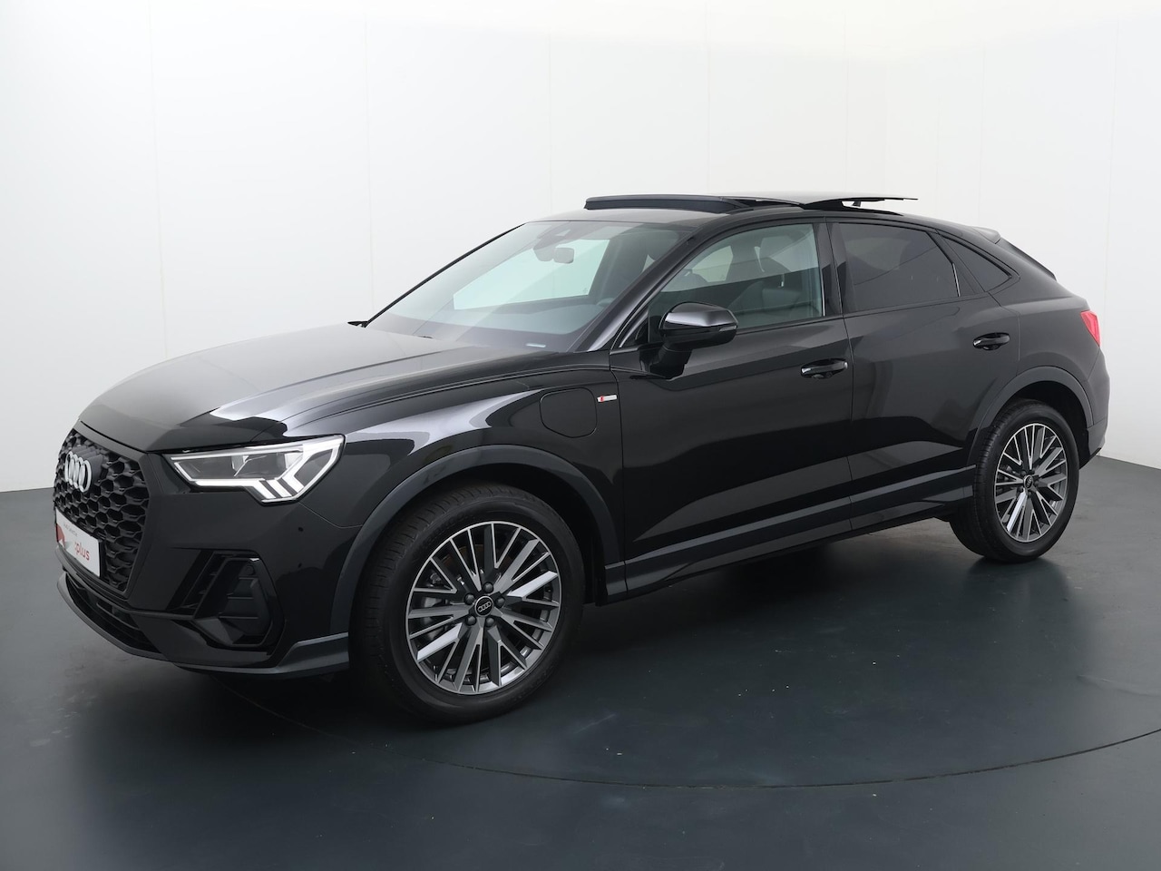 Audi Q3 Sportback - 45 TFSI e S line | 245 PK | Trekhaak | Panoramadak | Lichtmetalen velgen 19"| - AutoWereld.nl