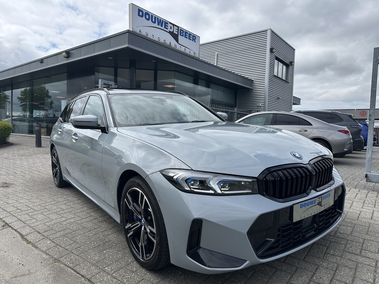 BMW 3-serie Touring - M Sport 330e Pano-Dak | Trekhaak | HUD | Keyless | Laser Licht | - AutoWereld.nl