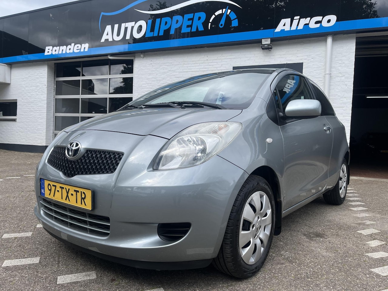 Toyota Yaris - 1.3 VVTi Sol /Airco/Trekhaak - AutoWereld.nl