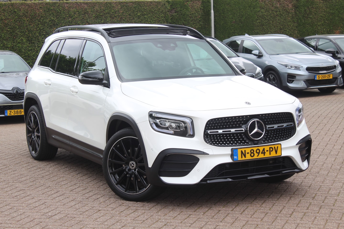 Mercedes-Benz GLB - 200 Premium Plus 7p. / Panoramadak / Camera / 20'' / Sfeerverlichting / Navigatie / Dodeho - AutoWereld.nl