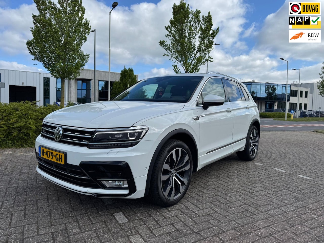 Volkswagen Tiguan - 2.0 TDI 4Motion Highline panoramadak lederen bekleding 360 camera trekhaak head up display - AutoWereld.nl