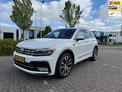 Volkswagen Tiguan - 2.0 TDI 4Motion Highline panoramadak lederen bekleding 360 camera trekhaak head up display