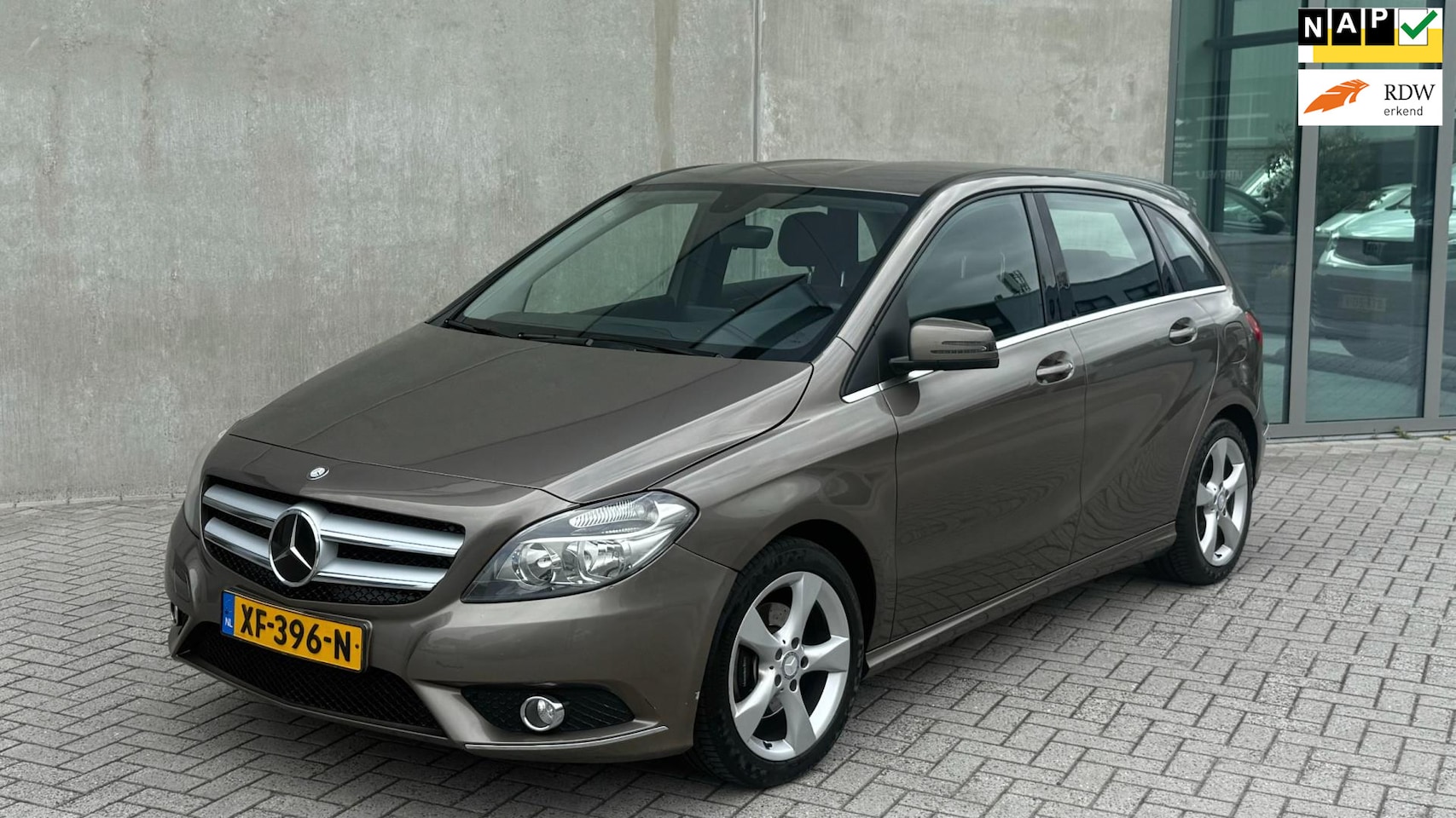 Mercedes-Benz B-klasse - 1.6 B180 5DRS 2014 Grijs NAVI|CRUISE - AutoWereld.nl