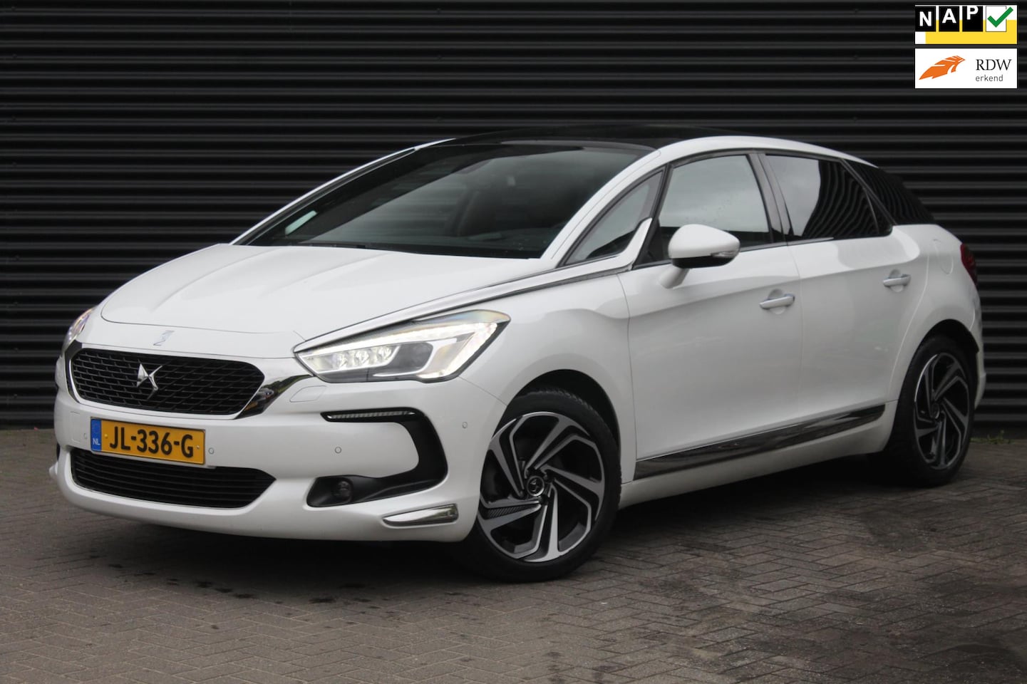 DS 5 - 1.6 THP Chic | Dealer onderhoud | Trekhaak | Camera | Pano | - AutoWereld.nl