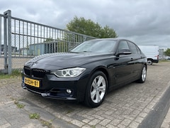 BMW 3-serie - 320i High Executive / Leer / Xenon / Groot Navi